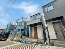 【東京都/世田谷区祖師谷】世田谷区祖師谷6丁目　新築戸建　7号棟 建築中の外観：※写真中央が対象地になります。
　全10棟
