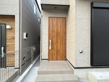 【東京都/調布市入間町】入間町3丁目新築戸建　2号棟 建築中の外観：玄関（中央）