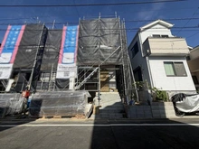 【東京都/府中市小柳町】府中市小柳町5丁目新築戸建　1号棟 建築中の外観：全2棟　画像右側が対象物件