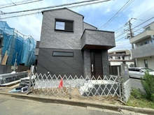 【東京都/杉並区下高井戸】杉並区下高井戸4丁目新築戸建1号棟 建築中の外観：全３区画、写真中央