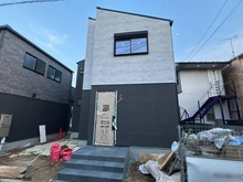 【東京都/杉並区下高井戸】杉並区下高井戸4丁目新築戸建2号棟 建築中の外観：全3区画　写真中央