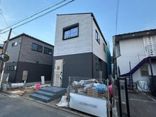 【東京都/杉並区下高井戸】杉並区下高井戸4丁目新築戸建2号棟 建築中の外観：全3区画　写真中央