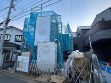 【東京都/杉並区下高井戸】杉並区下高井戸4丁目新築戸建3号棟 建築中の外観：全3区画　写真中央