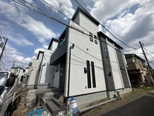【東京都/世田谷区上祖師谷】世田谷区上祖師谷3丁目　新築戸建　A号棟 建築中の外観：全三棟
写真中央が対象地になります。