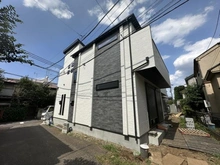 【東京都/世田谷区上祖師谷】世田谷区上祖師谷3丁目　新築戸建　A号棟 建築中の外観：全三棟
写真中央が対象地になります。