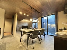 【東京都/世田谷区上祖師谷】世田谷区上祖師谷1丁目　新築戸建 リビング・ダイニング：※家具付きで販売しております。