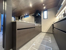 【東京都/世田谷区上祖師谷】世田谷区上祖師谷1丁目　新築戸建 キッチン：※家具付きで販売しております。