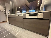 【東京都/世田谷区上祖師谷】世田谷区上祖師谷1丁目　新築戸建 キッチン：※家具付きで販売しております。