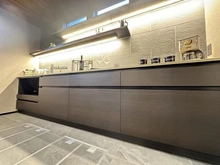 【東京都/世田谷区上祖師谷】世田谷区上祖師谷1丁目　新築戸建 キッチン：※家具付きで販売しております。