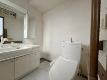 【東京都/世田谷区船橋】世田谷区船橋2丁目　中古戸建 洗面化粧台、トイレ：洗面室とトイレが1つの空間にあります。