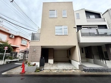 【東京都/世田谷区船橋】船橋1丁目新築戸建　1号棟 外観：【全3棟／対象不動産は左側の住宅です】