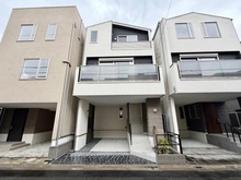 【東京都/世田谷区船橋】船橋1丁目新築戸建　2号棟 外観：【全3棟／対象不動産は中央の住宅です】