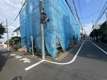 【東京都/世田谷区赤堤】世田谷区赤堤4丁目　新築戸建　A号棟 建築中の外観：全6棟／写真中央