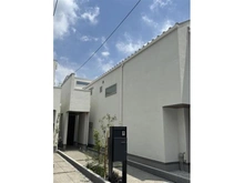 【東京都/世田谷区豪徳寺】ディアナハウス豪徳寺II　No.3 外観：奥側に見える玄関が本物件となります。（全4棟）