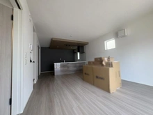 【東京都/狛江市東野川】狛江市東野川3丁目 1号棟 LDK：作業中のため段ボールがあります。