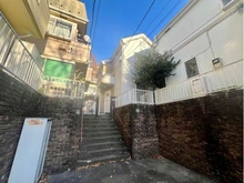 【東京都/世田谷区成城】成城4丁目戸建 外観：写真右側