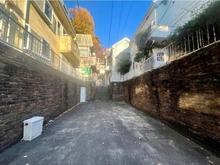 【東京都/世田谷区成城】成城4丁目戸建 外観：写真右側