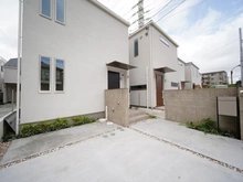 【東京都/調布市入間町】入間町1丁目E号棟 外観：全6号棟/E号棟　写真左