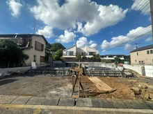 【東京都/世田谷区成城】世田谷区成城七丁目新築戸建A号棟 建築中の外観：全2棟　向って左側