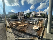 【東京都/世田谷区成城】世田谷区成城七丁目新築戸建A号棟 建築中の外観：全2棟　向って左側