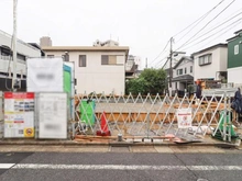 【東京都/江戸川区東小岩】江戸川区東小岩5丁目新築戸建て1号棟 建築中の外観：【全2棟／写真中央】