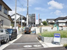 【神奈川県/横浜市瀬谷区二ツ橋町】横浜市瀬谷区二ツ橋町新築戸建 1号棟 建築中の外観：全3棟　1号棟は写真左から1番目