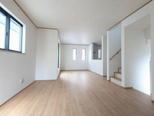 【神奈川県/川崎市中原区井田】川崎市中原区井田2丁目　新築戸建 A号棟 リビング・ダイニング：3面から光の入る明るいリビング！
