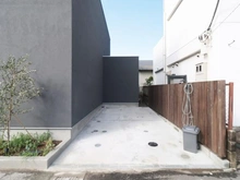 【神奈川県/藤沢市片瀬海岸】GARDEN WALL HOUSE+FAS 片瀬江ノ島 駐車場