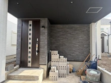 【東京都/足立区伊興】足立区伊興3丁目　B号棟 建築中の外観：【全7棟】左側2番目前