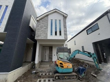 【東京都/足立区伊興】足立区伊興3丁目　C号棟 建築中の外観：全7棟、右から二番目前方