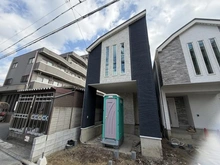 【東京都/足立区伊興】足立区伊興3丁目　D号棟 建築中の外観：全7棟、一番左側