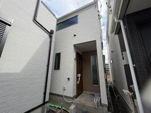 【東京都/足立区伊興】足立区伊興3丁目　F号棟 建築中の外観：全7棟、真ん中後方