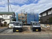 【埼玉県/川口市上青木】川口市上青木6丁目 新築戸建 D号棟 建築中の外観：全６棟／手前側