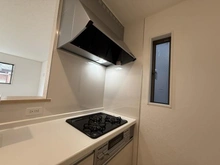 【埼玉県/蕨市南町】蕨市南町第8 2号棟 キッチン：三口コンロ