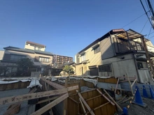 【埼玉県/川口市飯塚】川口市飯塚1丁目 新築戸建 3号棟 建築中の外観：全2棟　写真中央