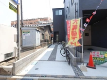 【埼玉県/川口市上青木西】川口市上青木西11期　2号棟 隣地との境：2号棟は右側です