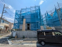 【神奈川県/川崎市麻生区千代ケ丘】麻生区千代ケ丘6丁目　新築戸建　1号棟 建築中の外観：全4棟　左側