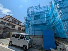 【神奈川県/川崎市麻生区千代ケ丘】麻生区千代ケ丘6丁目　新築戸建　2号棟 建築中の外観：全4棟　写真中央