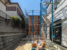 【神奈川県/川崎市麻生区千代ケ丘】麻生区千代ケ丘6丁目　新築戸建　3号棟 建築中の外観：全4棟　奥