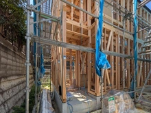 【神奈川県/川崎市麻生区千代ケ丘】麻生区千代ケ丘6丁目　新築戸建　3号棟 建築中の外観：全4棟　写真中央