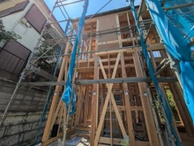 【神奈川県/川崎市麻生区千代ケ丘】麻生区千代ケ丘6丁目　新築戸建　3号棟 建築中の外観：全4棟　写真中央