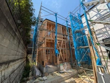 【神奈川県/川崎市麻生区千代ケ丘】麻生区千代ケ丘6丁目　新築戸建　3号棟 建築中の外観：全4棟　写真中央