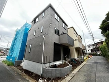 【神奈川県/川崎市宮前区平】川崎市宮前区平5丁目　新築戸建　1号棟 建築中の外観：全15棟、写真中央