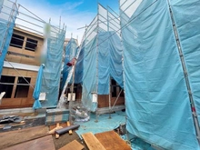 【神奈川県/川崎市宮前区西野川】川崎市宮前区西野川3丁目　新築戸建　6号棟 建築中の外観：全7棟中央