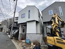 【神奈川県/横浜市鶴見区北寺尾】横浜市鶴見区北寺尾1丁目新築戸建　1号棟 建築中の外観：全3区画
中央