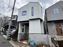 【神奈川県/横浜市鶴見区北寺尾】横浜市鶴見区北寺尾1丁目新築戸建　1号棟 建築中の外観：全3区画
中央