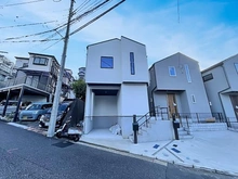 【神奈川県/横浜市鶴見区北寺尾】横浜市鶴見区北寺尾1丁目新築戸建　1号棟 外観：全3棟　写真中央