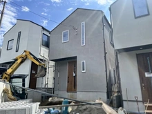 【神奈川県/横浜市鶴見区北寺尾】横浜市鶴見区北寺尾1丁目新築戸建　2号棟 建築中の外観：全3区画
中央