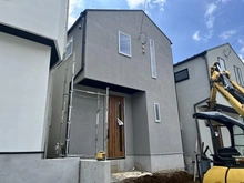 【神奈川県/横浜市鶴見区北寺尾】横浜市鶴見区北寺尾1丁目新築戸建　2号棟 建築中の外観：全3区画
中央