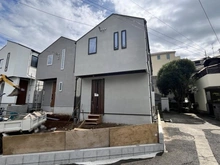 【神奈川県/横浜市鶴見区北寺尾】横浜市鶴見区北寺尾1丁目新築戸建　3号棟 建築中の外観：全3区画
中央